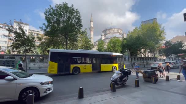 Tráfico Casual Junto Mezquita Sep Sefa Hatun Estambul — Vídeos de Stock