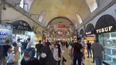 İstanbul 'daki Eminn Kapali Çarşısı' nda yürüyen insanlar