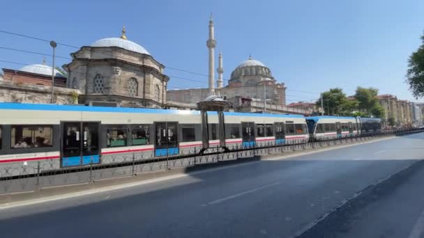Μοντέρνα Τραμ Οδηγεί Από Laleli Τζαμί Στην Κωνσταντινούπολη — Αρχείο Βίντεο