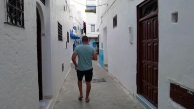 Assilah sokaklarında yürüyen Faslı bir adam.