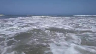 Deniz seviyesinde okyanusun beyaz köpüğü