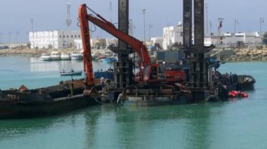 Kazıcı derin okyanustan kum ve çamur çıkarıyor.