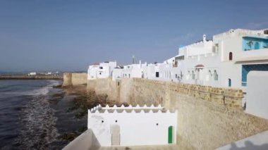 Okyanus kıyısından Asilah 'ın eski medine üzerindeki hava manzarası