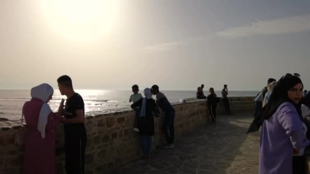 Mucha Gente Mirando Costa Assilah Marruecos — Vídeo de stock