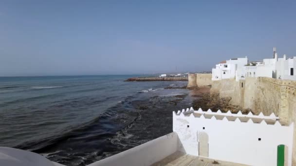 Okyanus Kıyısından Asilah Eski Medine Üzerindeki Hava Manzarası — Stok video