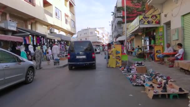 Mnoho Lidí Chodí Pouličním Trhu Maroku — Stock video