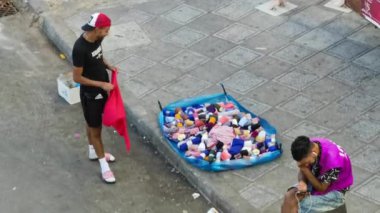 Faslı adam kadın ürünlerini sokak pazarında satmak için hazırlıyor.