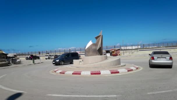 Auto Jezdí Kolem Kruhového Objezdu Maroku — Stock video