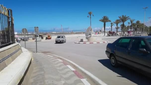 在摩洛哥 汽车绕着一个环行道行驶 — 图库视频影像