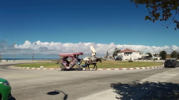 Bilen Kör Runt Rondell Marocko — Stockvideo