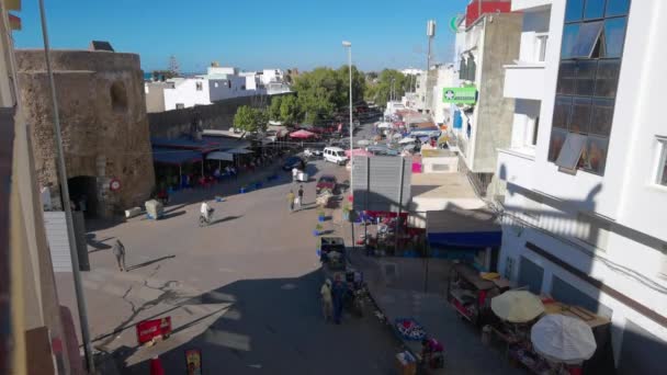 Pessoas Andando Estrada Marrocos — Vídeo de Stock