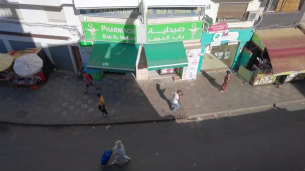 Spousta Lidí Chodí Silnici Maroku — Stock video