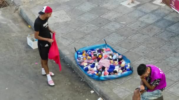 Marokkaanse Man Bereidt Vrouwelijke Producten Verkopen Straat Markt — Stockvideo