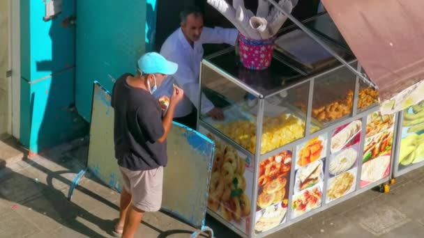 Mann Kauft Chips Einem Örtlichen Geschäft Assilah — Stockvideo