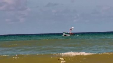 Atlantik Okyanusunda yüzen balıkçı teknesi