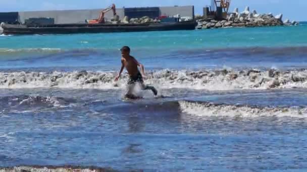 Dwóch Młodych Chłopców Bawiących Się Razem Brzegu Marokańskiej Plaży — Wideo stockowe