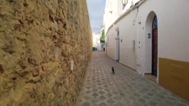 Eski Assilah Medine 'sinde POV yürüyüş görüntüleri
