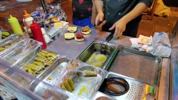 Příprava Levného Hamburgeru Ulicích Maroka — Stock video