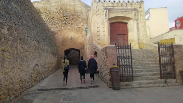 Três Meninas Andando Velha Medina Assilah — Vídeo de Stock
