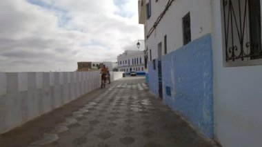 Fas 'ta Assilah Medine' sinden bisikletle geçen bir adam.