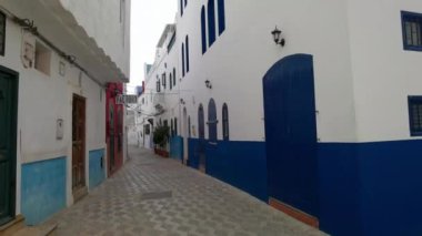 Fas 'ta sokak pazarında bir sürü insan yürüyor.