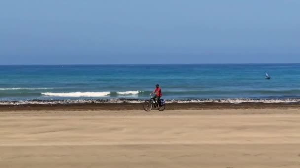 Hombre Montando Bicicleta Playa — Vídeo de stock