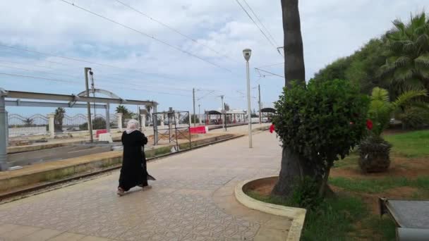 Marroquíes Caminando Estación Tren Assilah — Vídeo de stock