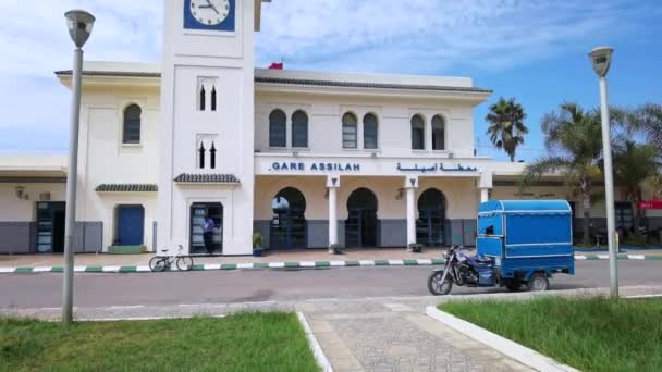 Motocicleta Tuk Tuk Estacionada Frente Estação Ferroviária Assilah — Vídeo de Stock