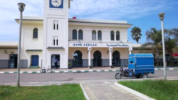 Tuk Tuk Motocykl Zaparkovaný Před Vlakovým Nádražím Assilah — Stock video