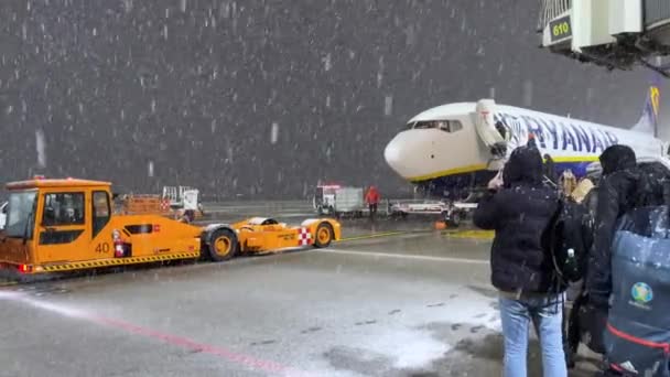 Pasajeros Abordando Avión Ryanair Milano Durante Una Noche Nevada — Vídeo de stock
