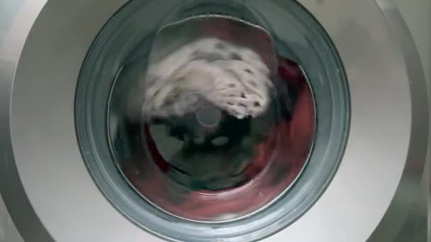 Πλυντήριο Ρούχων Γεμάτο Ρούχα Περιστρεφόμενη — Αρχείο Βίντεο