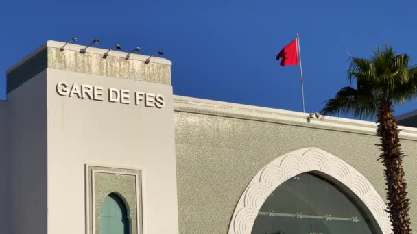 Флаг Марокко Развевается Вершине Центрального Железнодорожного Вокзала Фесе — стоковое видео