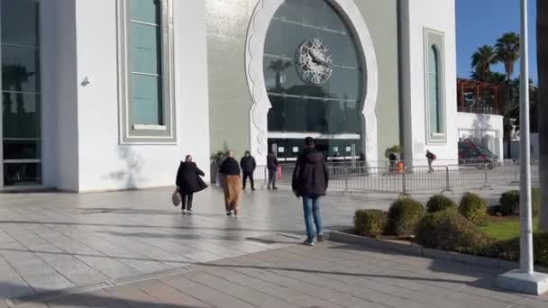 Místní Lidé Kráčející Vchodu Hlavního Nádraží — Stock video