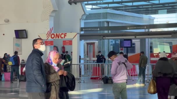 Foule Attend Dans Hall Gare Principale Fès — Video