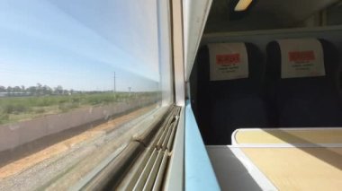  Hareket eden bir Fas treninin penceresinden görüntüle