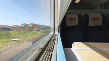 Hareket eden bir Fas treninin penceresinden görüntüle