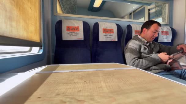 在摩洛哥的铁路旅行中使用智能手机的人 — 图库视频影像