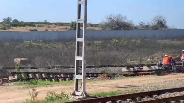 Zicht Vanuit Een Rijdende Trein Spoorwegarbeiders — Stockvideo