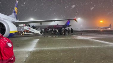 Milano 'dan Ryanair uçağına binen yolcular