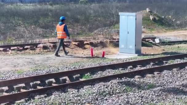 Arbeiter Läuft Den Gleisen Entlang — Stockvideo