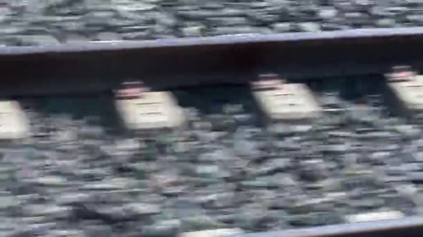 Съемки Движения Размытого Поезда Над Железнодорожными Путями — стоковое видео