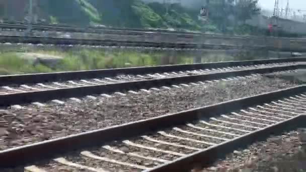 Bewegingsvervaging Van Een Rijdende Trein Het Spoor — Stockvideo