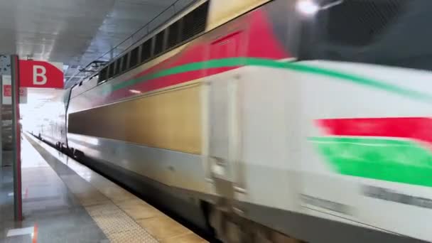 Oncf铁路列车Al Boraq经过拉巴特主要火车站 — 图库视频影像