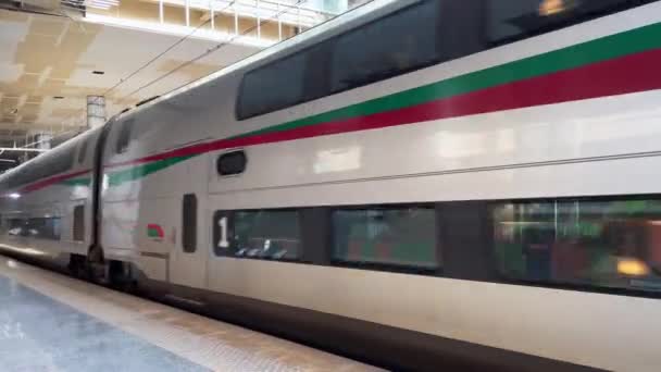 经过拉巴特主要火车站的Al Boraq火车 — 图库视频影像