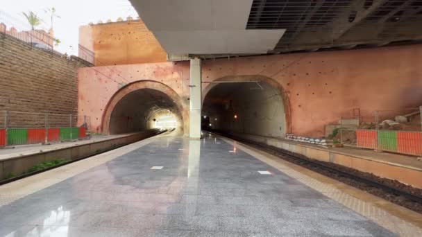 Oncf Tåg Anländer Till Rabat Ville Järnvägsstation — Stockvideo