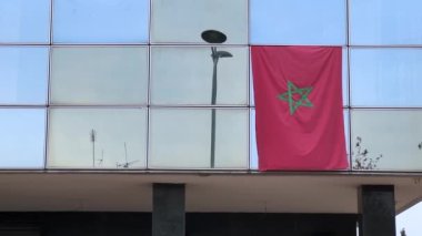 Modern bir binada asılı Fas bayrağı