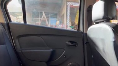 Hareket halindeki bir arabanın içinden Fes kentindeki caddelerin üzerinden görüntüyü al. 