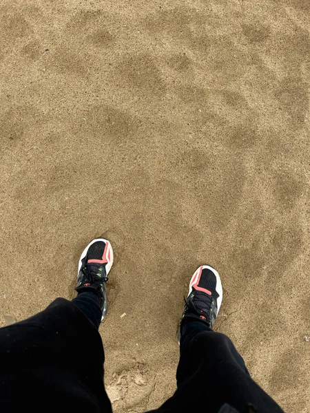 Неузнаваемый Мужчина Ботинках Nike Черных Спортивных Брюках Пляже — стоковое фото