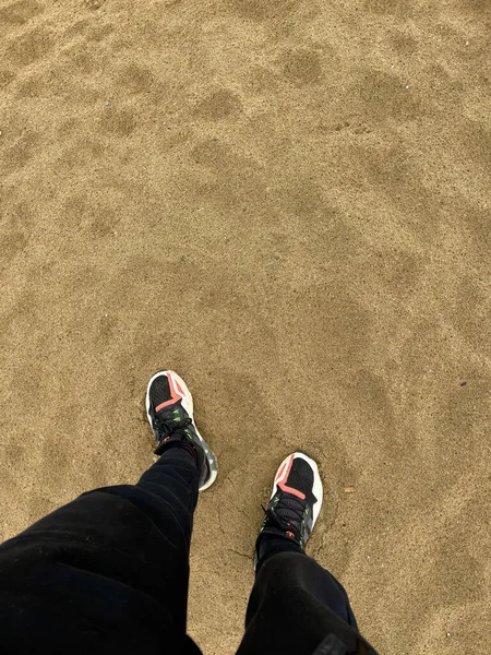 Hombre Irreconocible Con Zapatos Nike Pantalones Deportivos Negros Playa — Foto de Stock