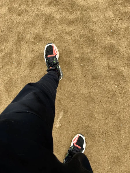 Homem Irreconhecível Vestindo Sapatos Nike Calças Desporto Preto Praia — Fotografia de Stock